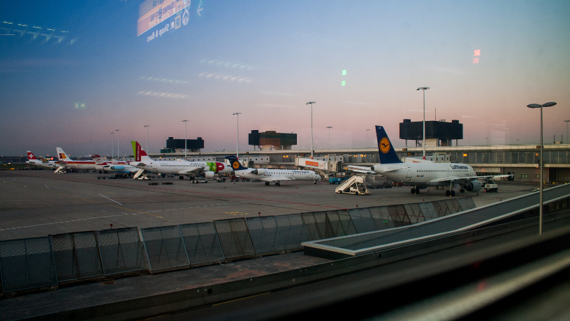 Política de Imigração Controversial em Aeroporto Internacional e seus Reflexos Globais