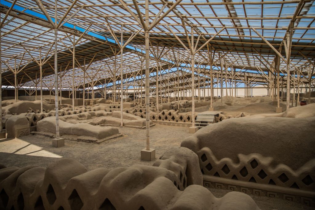Tumba de mais de 600 anos com 38 indivíduos é descoberta em antiga cidade de barro no Peru Ruínas de adobe da antiga cidade de Chan Chan, no Peru, sob céu aberto.