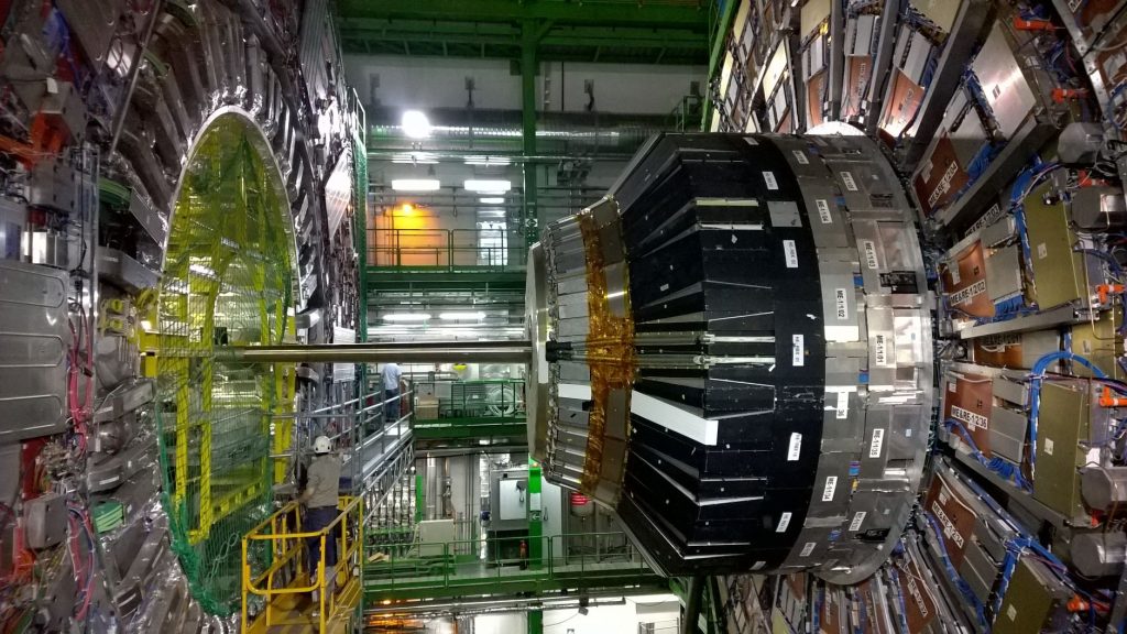Partículas “fantasmas” do LHC apresentam entrelaçamento quântico em energia recorde Interior do Grande Colisor de Hádrons, com estruturas metálicas e equipamentos do CERN.